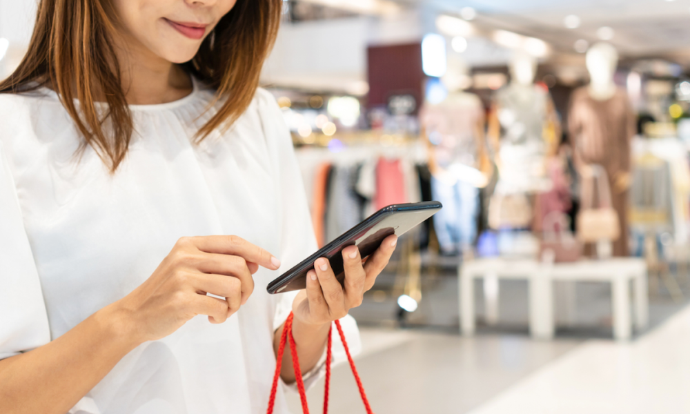 shopper with smartphone